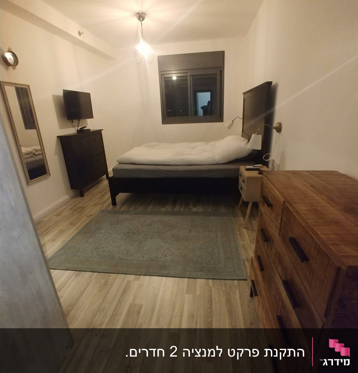 חדר שינה עם רצפת פרקט עץ בהירה